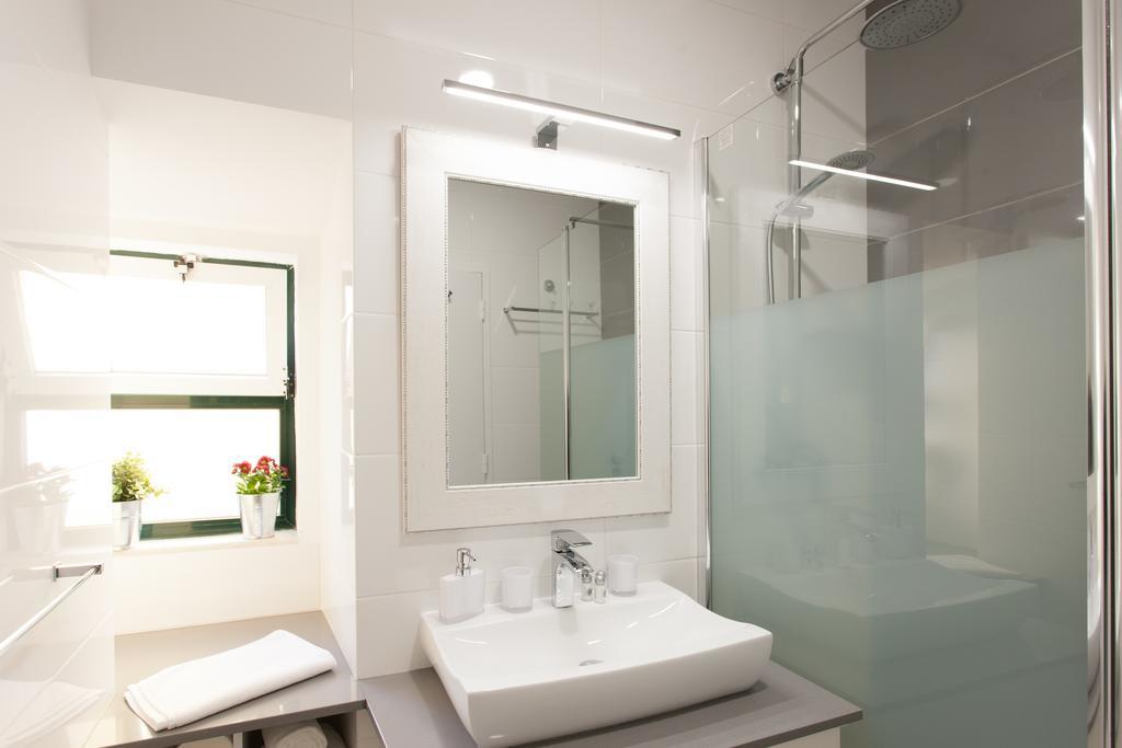Appartement White Tiles In Center