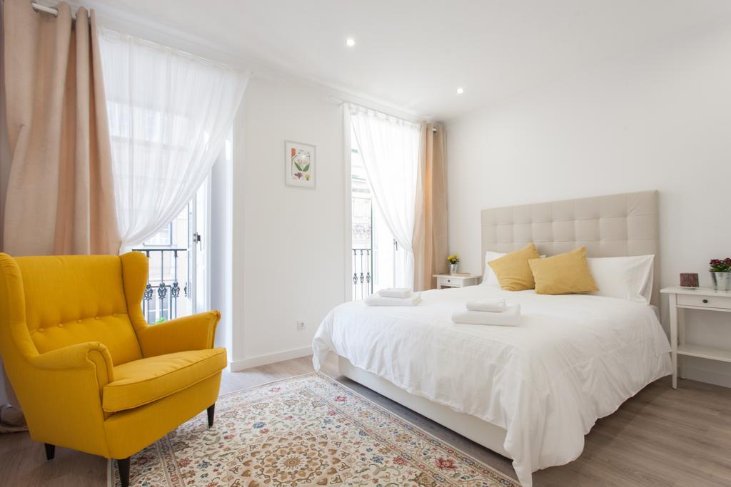 White Tiles In Center Appartement