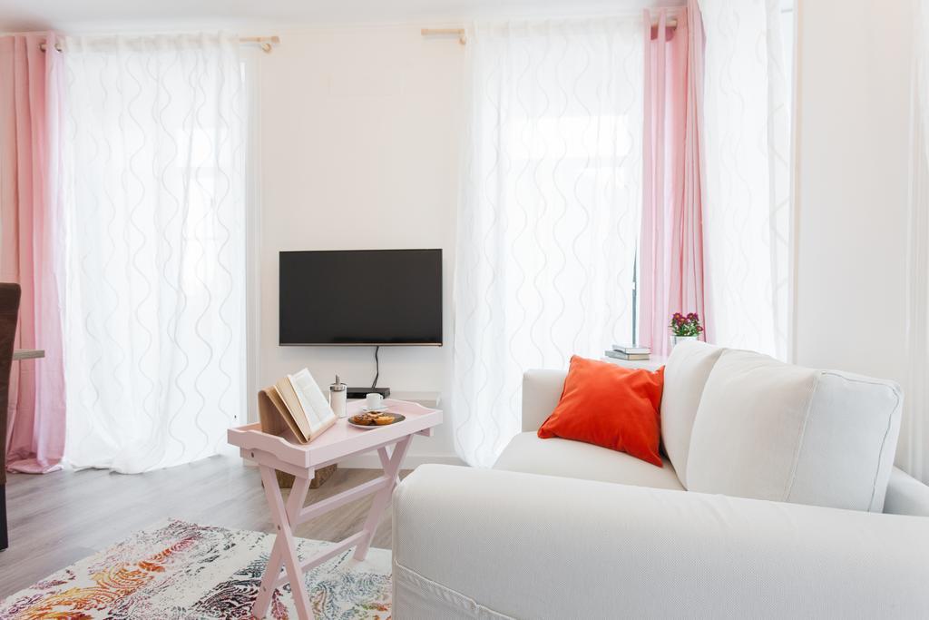 White Tiles In Center Appartement *