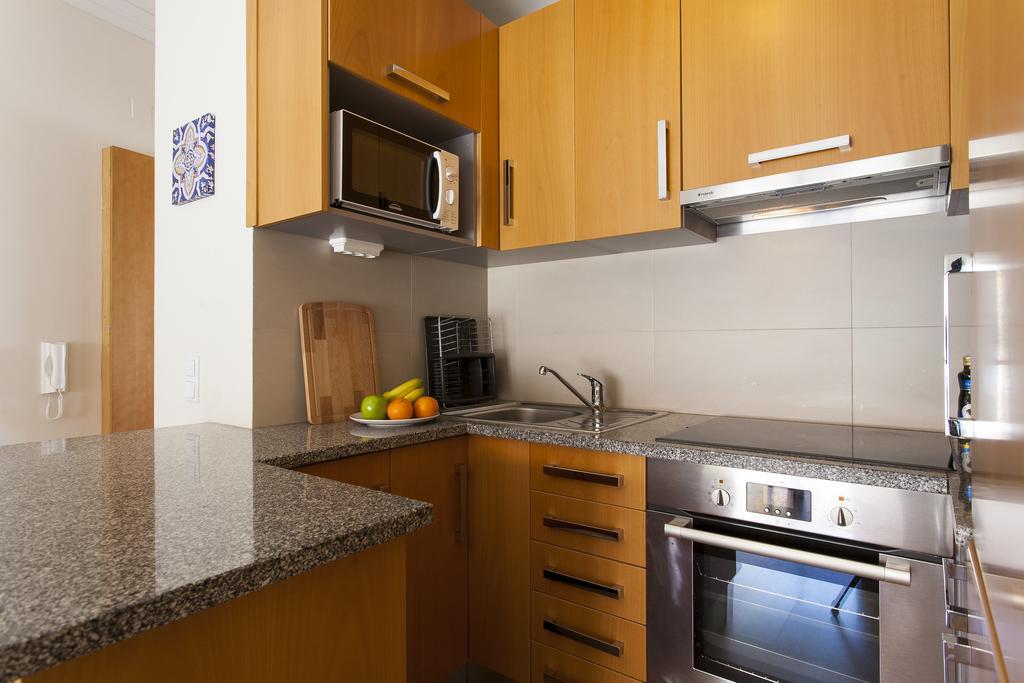 Joivy Bright 2br Apt With River Views &balcony In Alfama, Moments From Santa Apolonia Train Station Appartement Lisboa