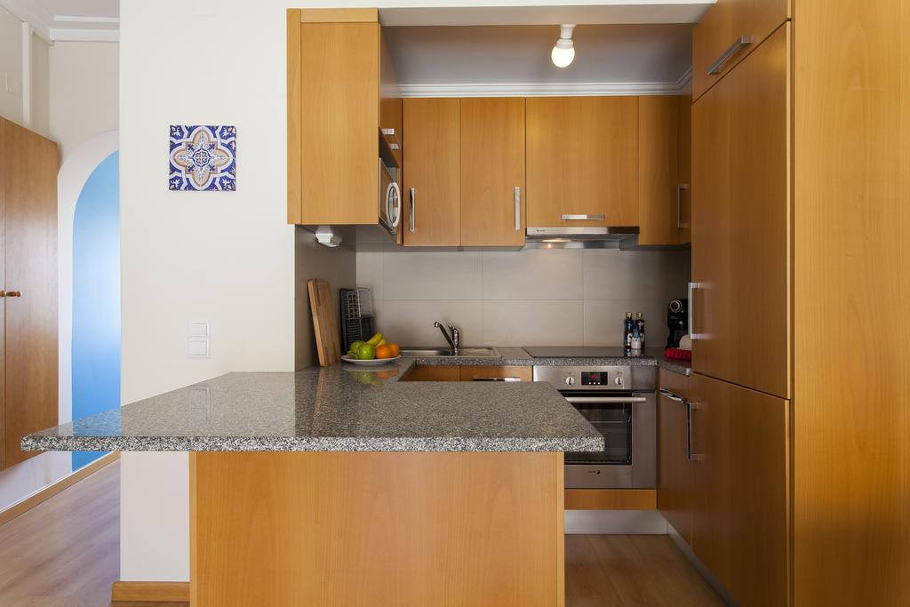 Joivy Bright 2br Apt With River Views &balcony In Alfama, Moments From Santa Apolonia Train Station Appartement