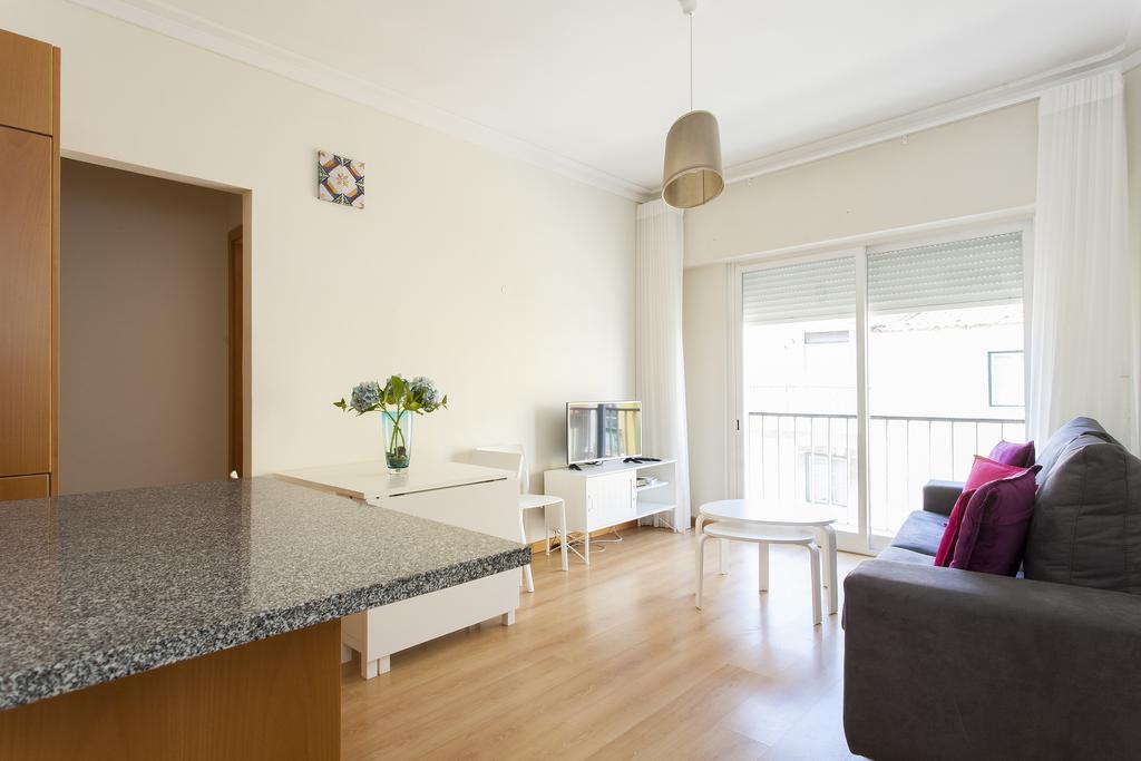 Joivy Bright 2br Apt With River Views &balcony In Alfama, Moments From Santa Apolonia Train Station Appartement Lisboa