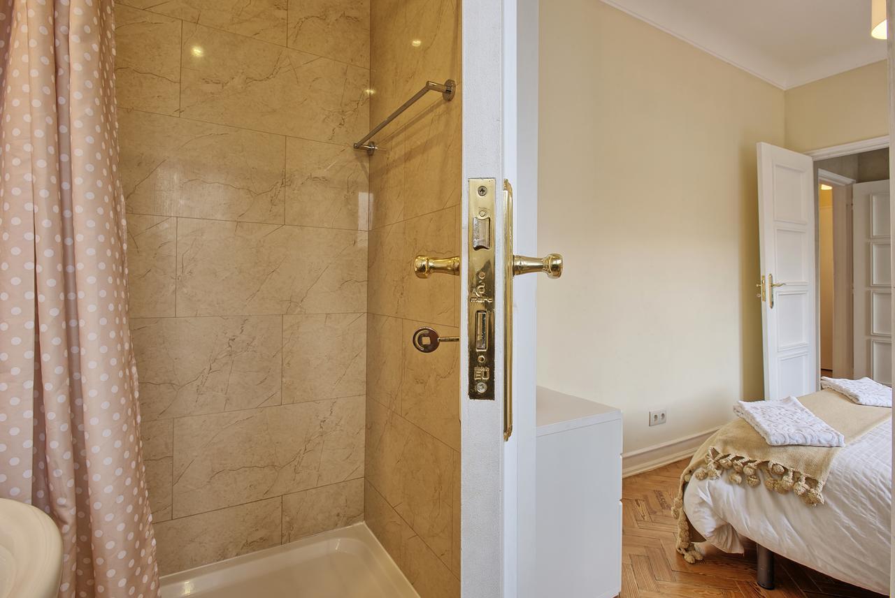 Almirante Floor / Almirante Reis Avenue * Lissabon