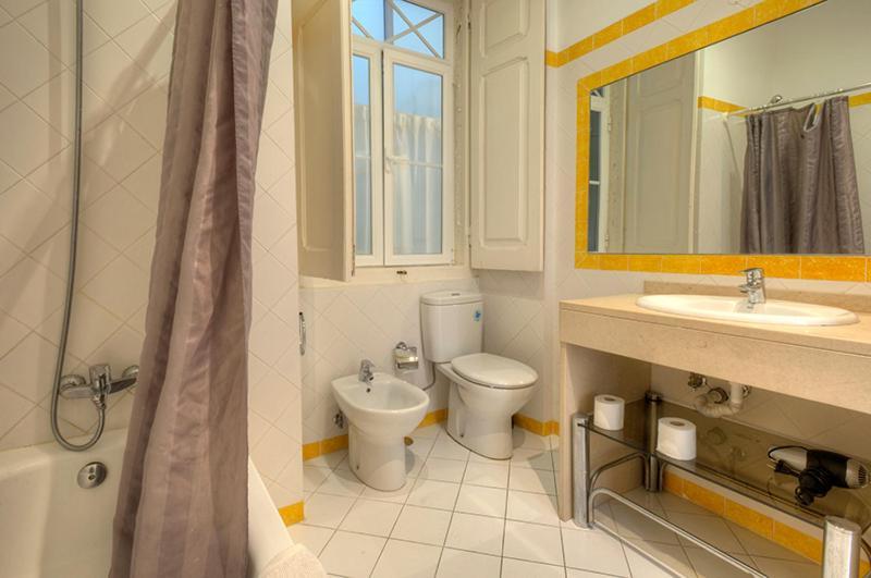 Angola 1 - 6 Bedrooms Appartement *