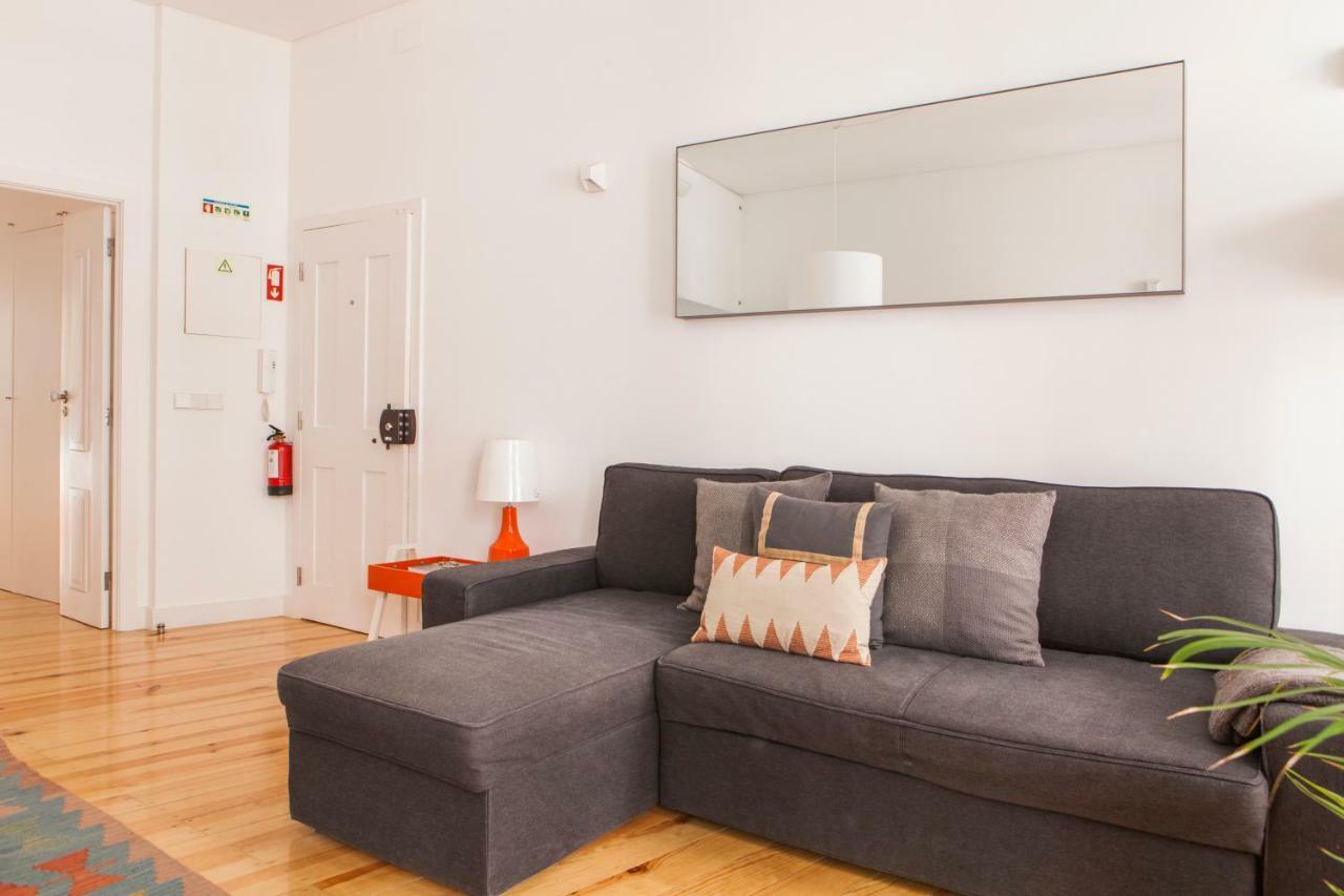 Appartement Cozy 1st Floor Flat Chiado District With Balconies And Ac 19th Century Building Lissabon