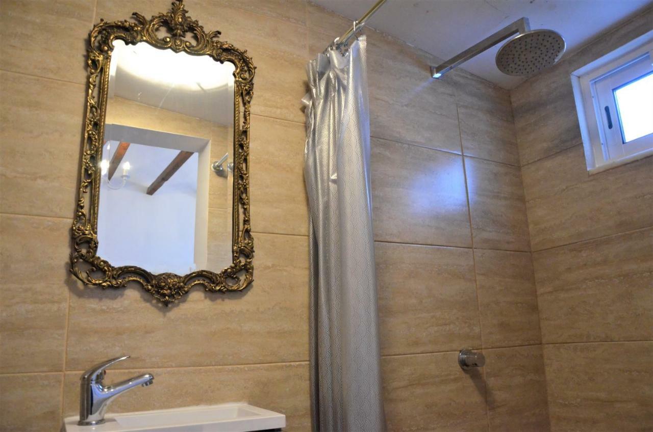 Charming Brick Wall Studio With Patio Appartement *