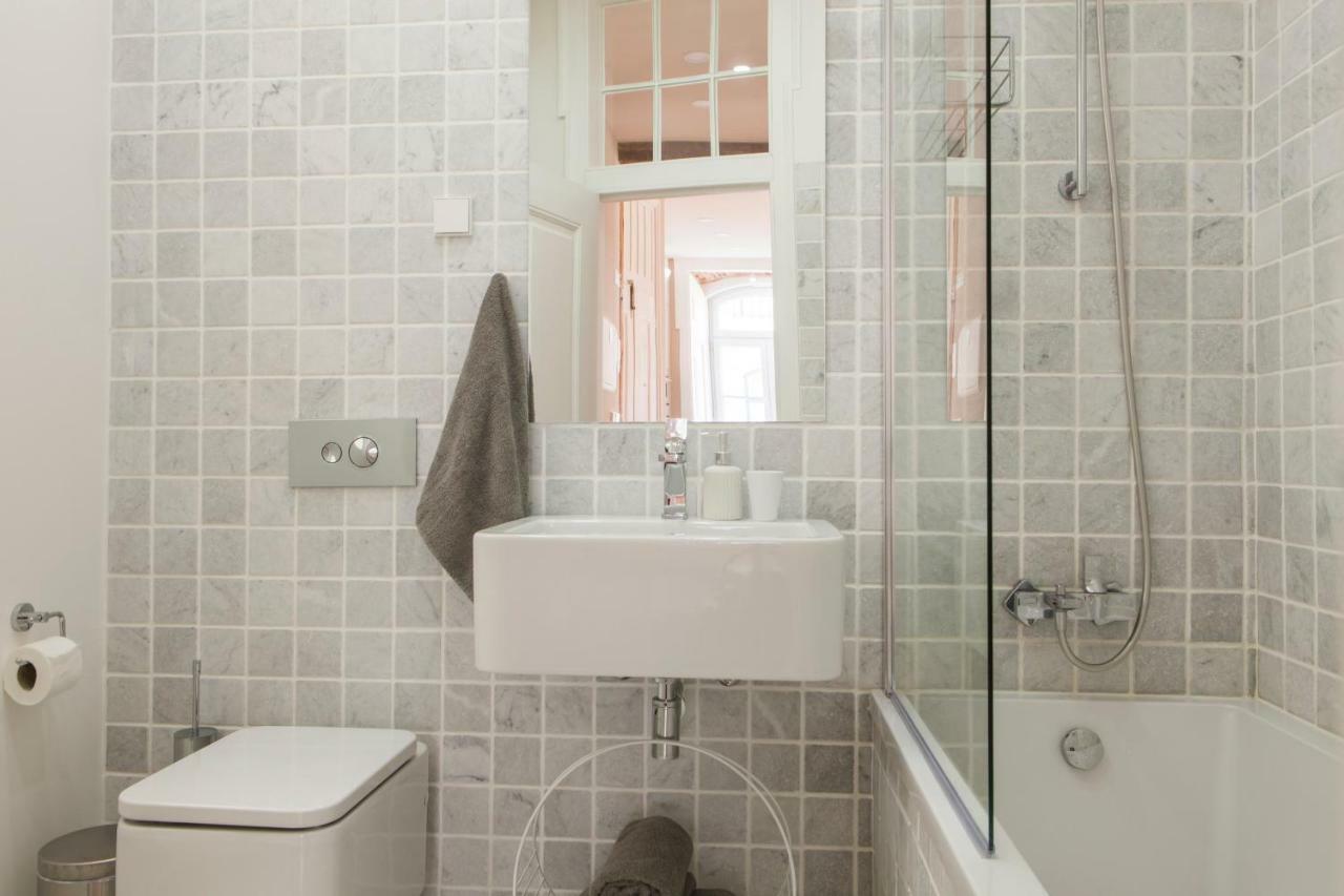 Apartment Alfama Baixa Spacious And Bright Blends The Historic And The Contemporary 2 Bedrs & 2 Bathrs Ac 18th Century Building Lissabon