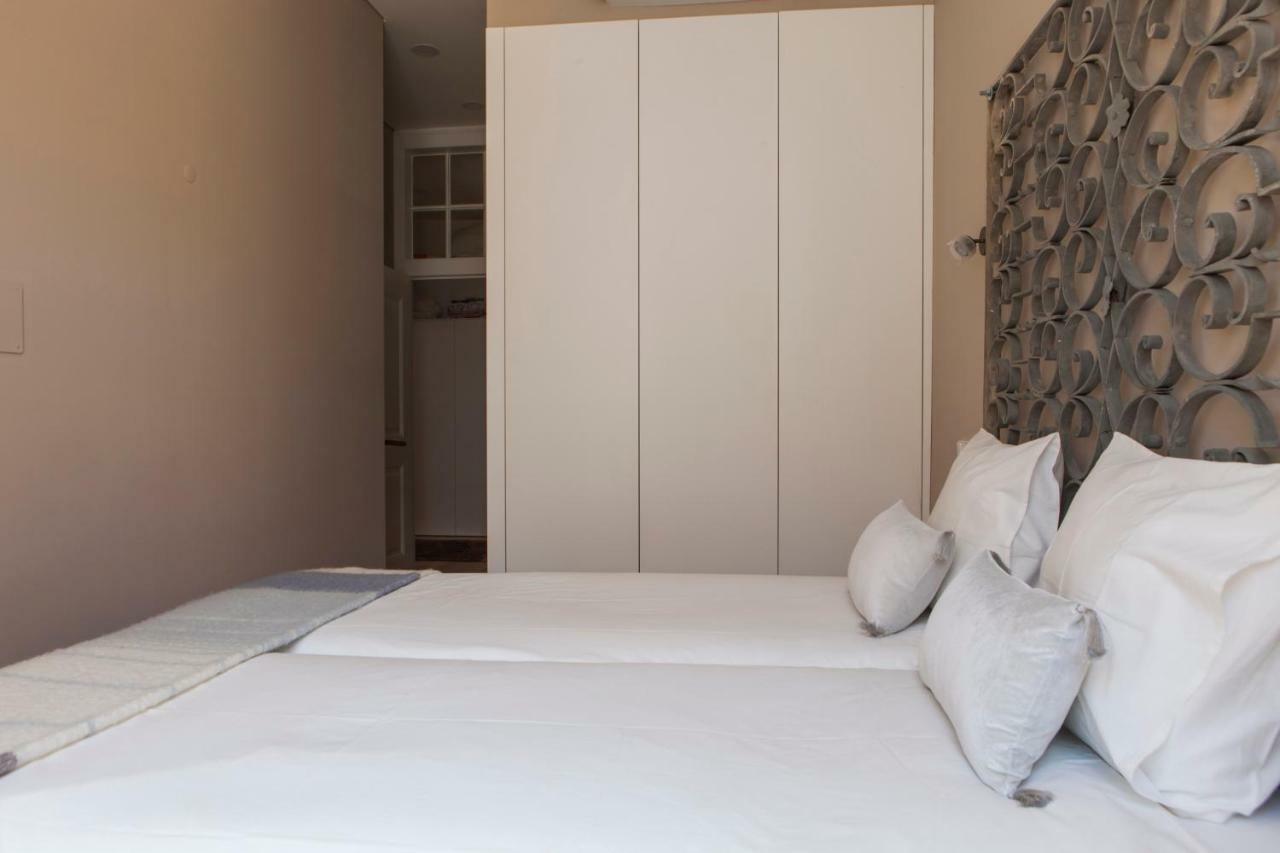 Alfama Baixa Spacious And Bright Blends The Historic And The Contemporary 2 Bedrs & 2 Bathrs Ac 18th Century Building Apartment
