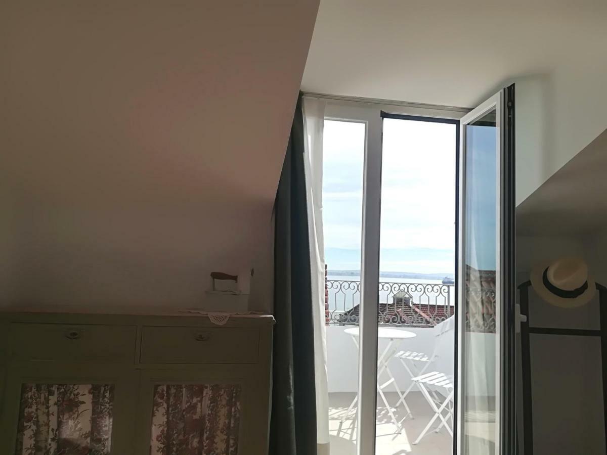 Little River View Triplex In Alfama * Lissabon