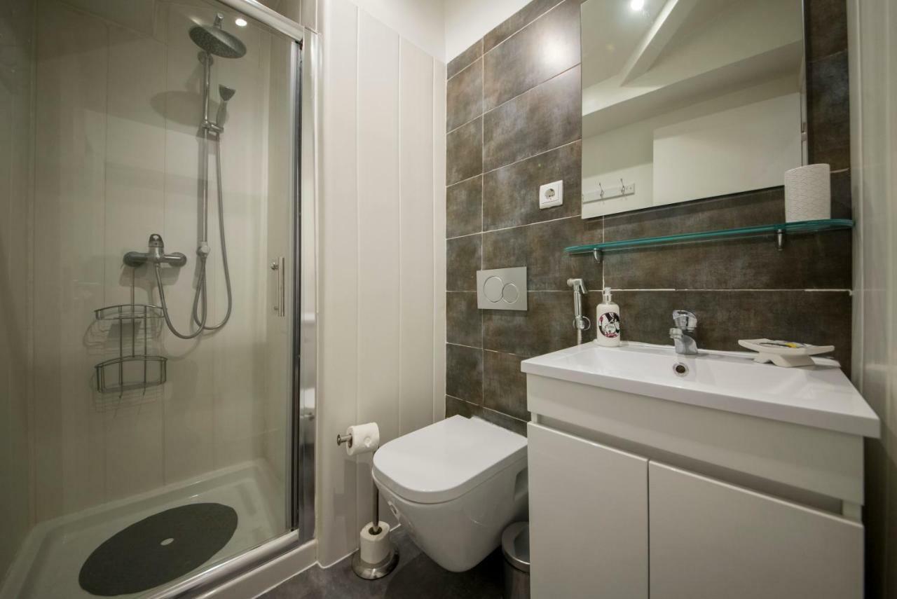 A Captivating Close To River Tagus In