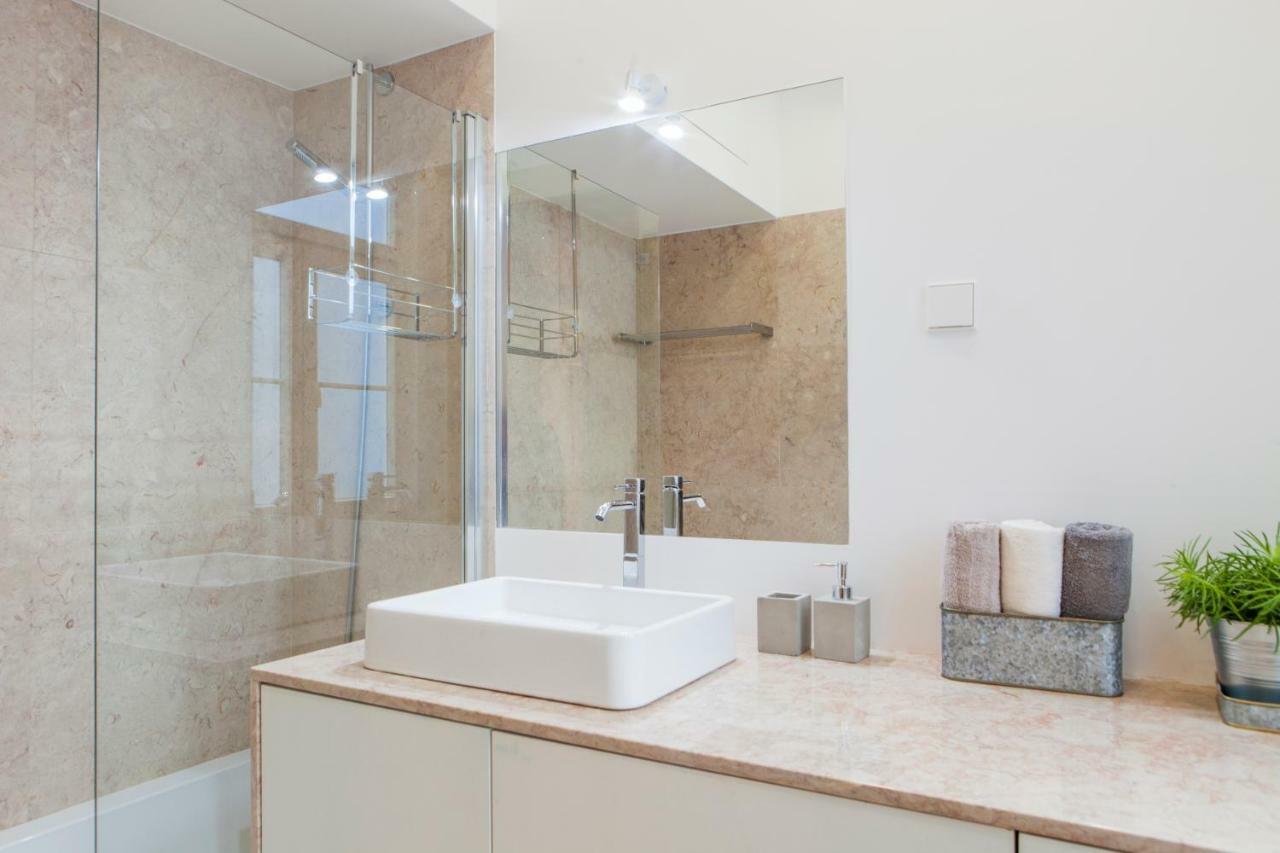 Appartement Alfama St George Castle District Fabulous 3 Bedrooms 2 Bathrooms Ac Balcony 1st Floor 19th Century Building Lisboa