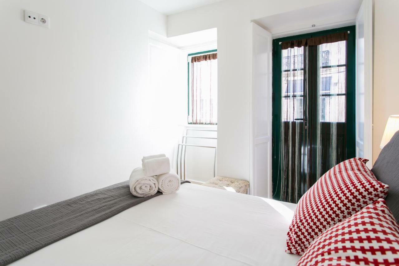 Apartment Joivy Cosy 1-bed Flat With Balcony In Alfama, Moments From The Port