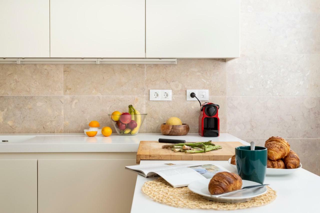 Altido Bright And Elegant 1br With Workspace And Huge Terrace In Pena, Close By Viewpoint Lisbon