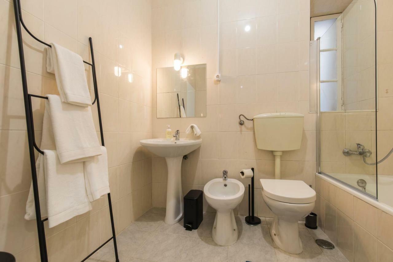 Blue Tiles In Center Apartment Lissabon