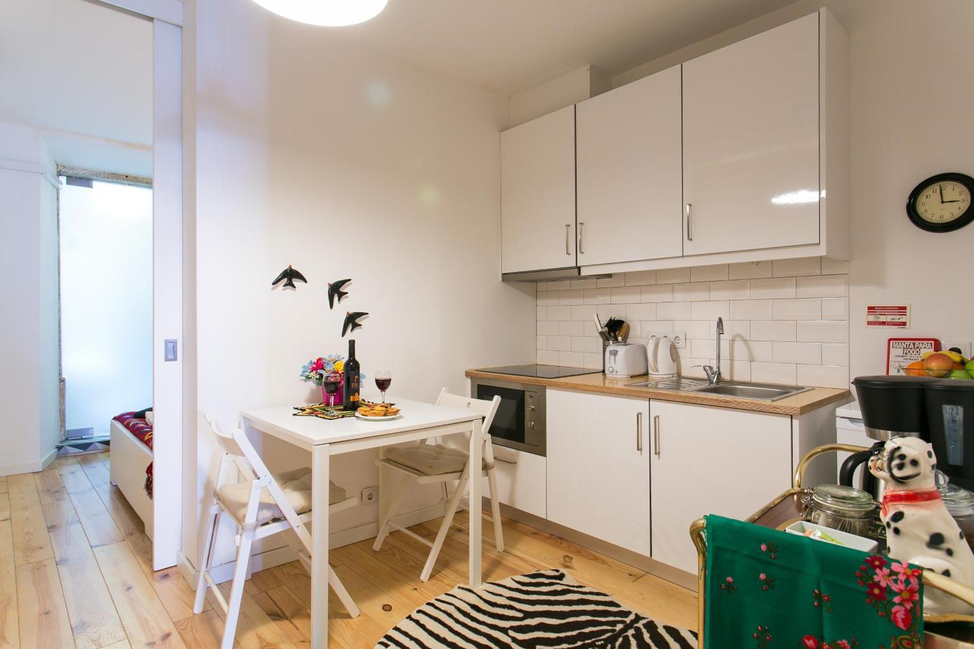 Joivy Inviting Flat Next To Bica Elevator Appartement *