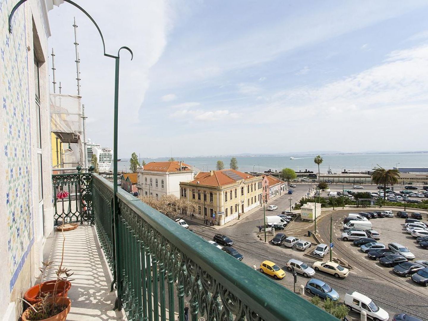 Joivy Bright 2br Apt With River Views &balcony In Alfama, Moments From Santa Apolonia Train Station Appartement