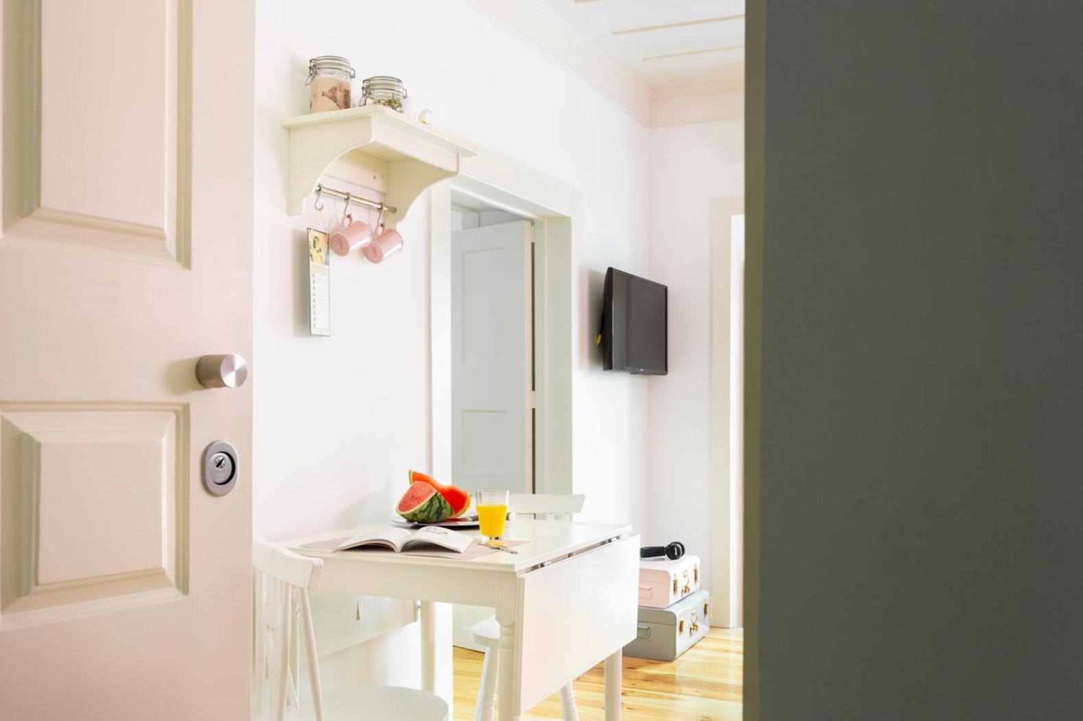 Altido Chic 1br Apt With Balcony Close By Graça Viewpoint&tram Stops Appartement Lisboa