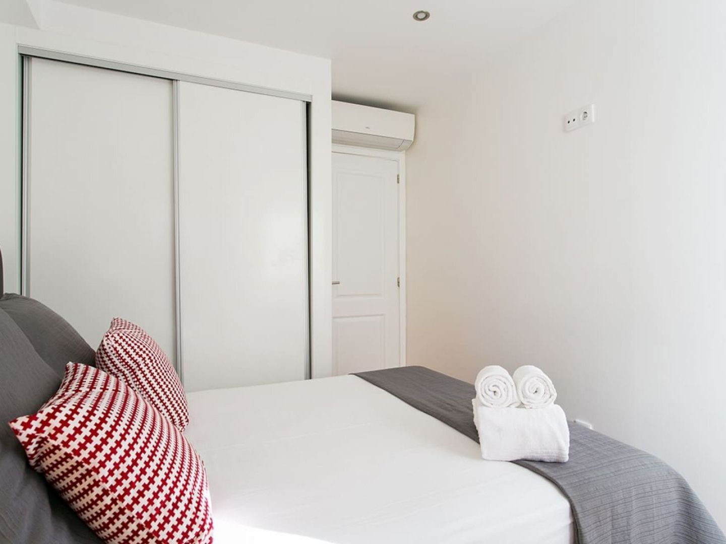 Joivy Cosy 1-bed Flat With Balcony In Alfama, Moments From The Port Lisbon