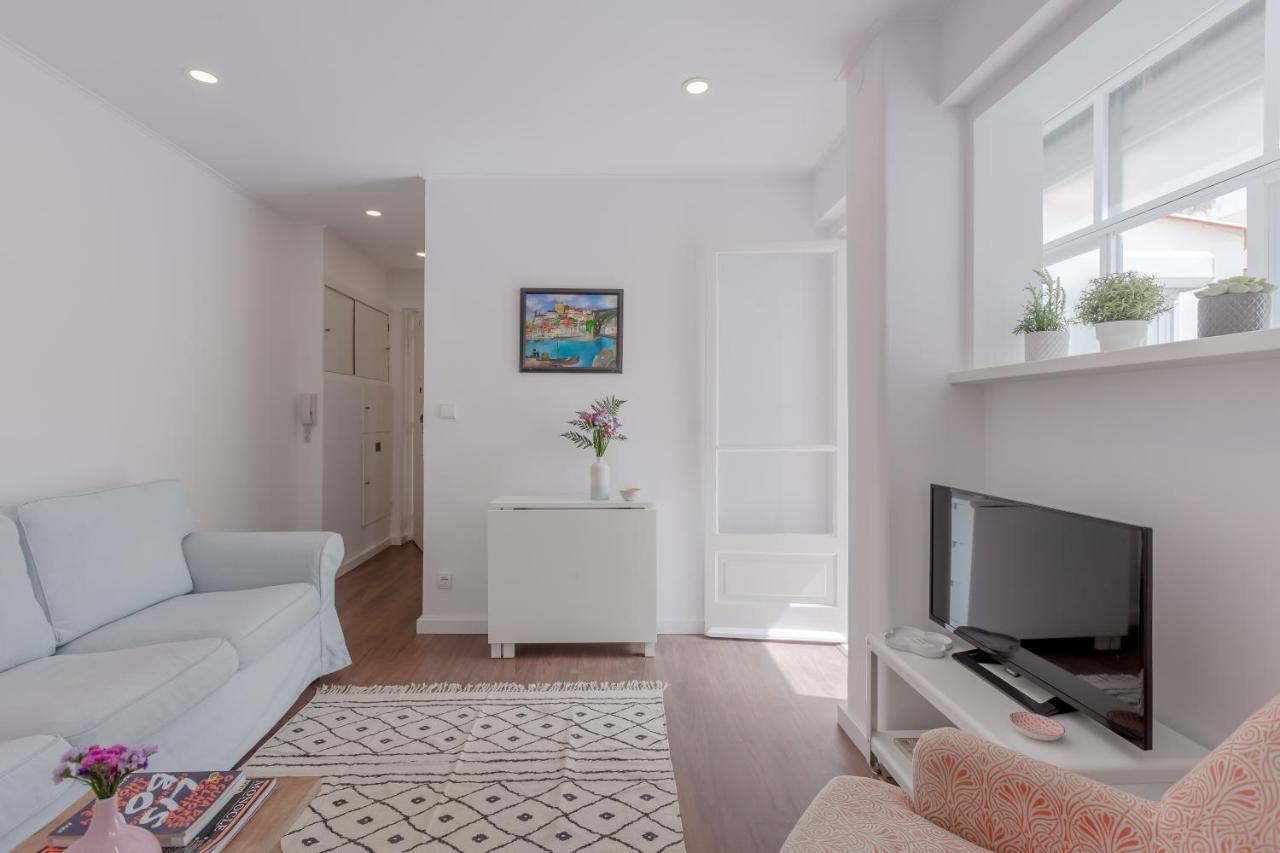 Sunny With Patio, By Timecooler Apartment Lissabon