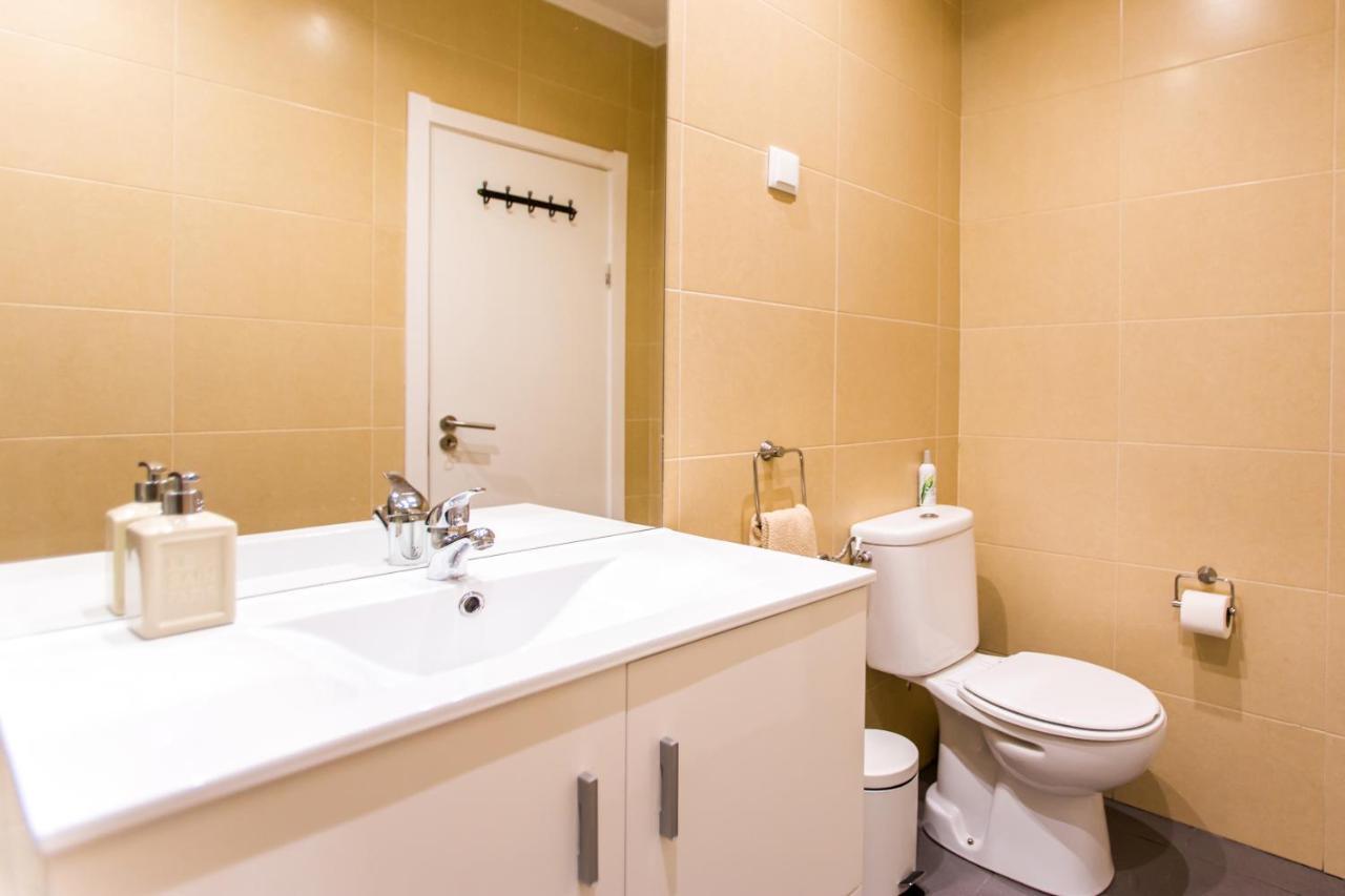 Belem! Charming 2 Bedroom W Terrace, Wifi & Free Street Parking * Lisboa