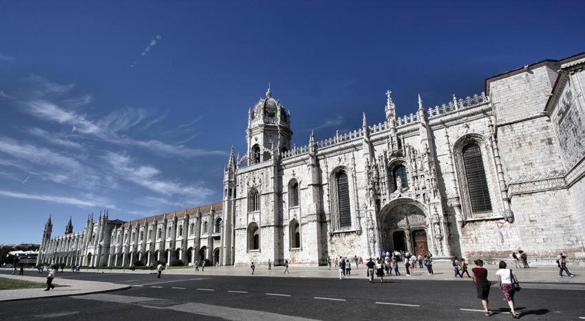 Belem! Charming 2 Bedroom W Terrace, Wifi & Free Street Parking Lisboa