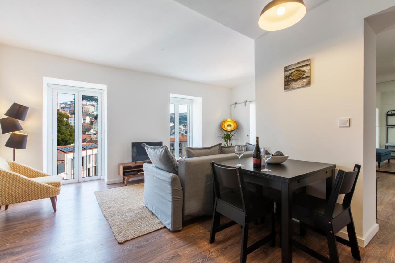 Amazing Downtown With Small Balcony With View Over The Castle * Lissabon