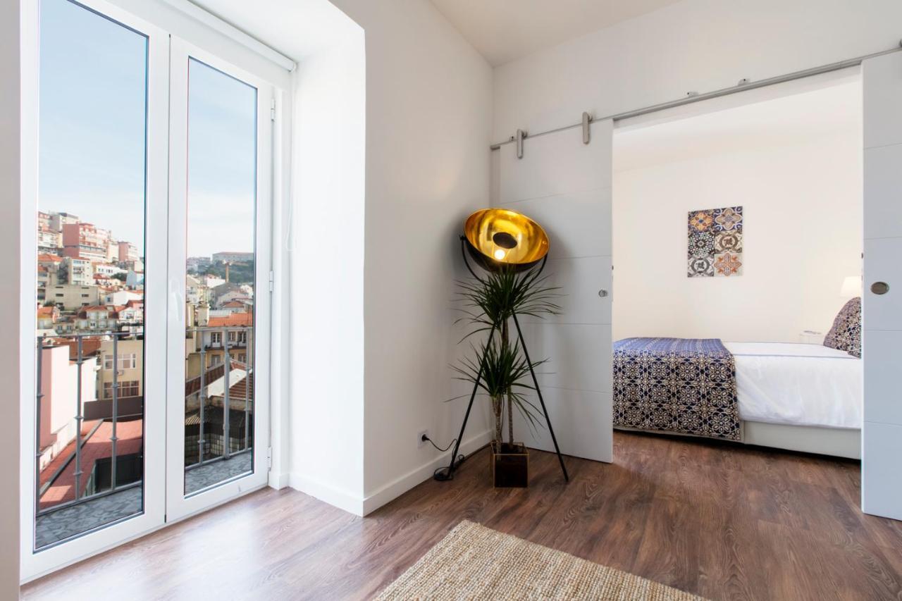 Amazing Downtown With Small Balcony With View Over The Castle * Lissabon
