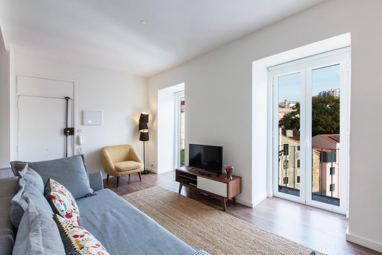 Amazing Downtown With Small Balcony With View Over The Castle * Lissabon