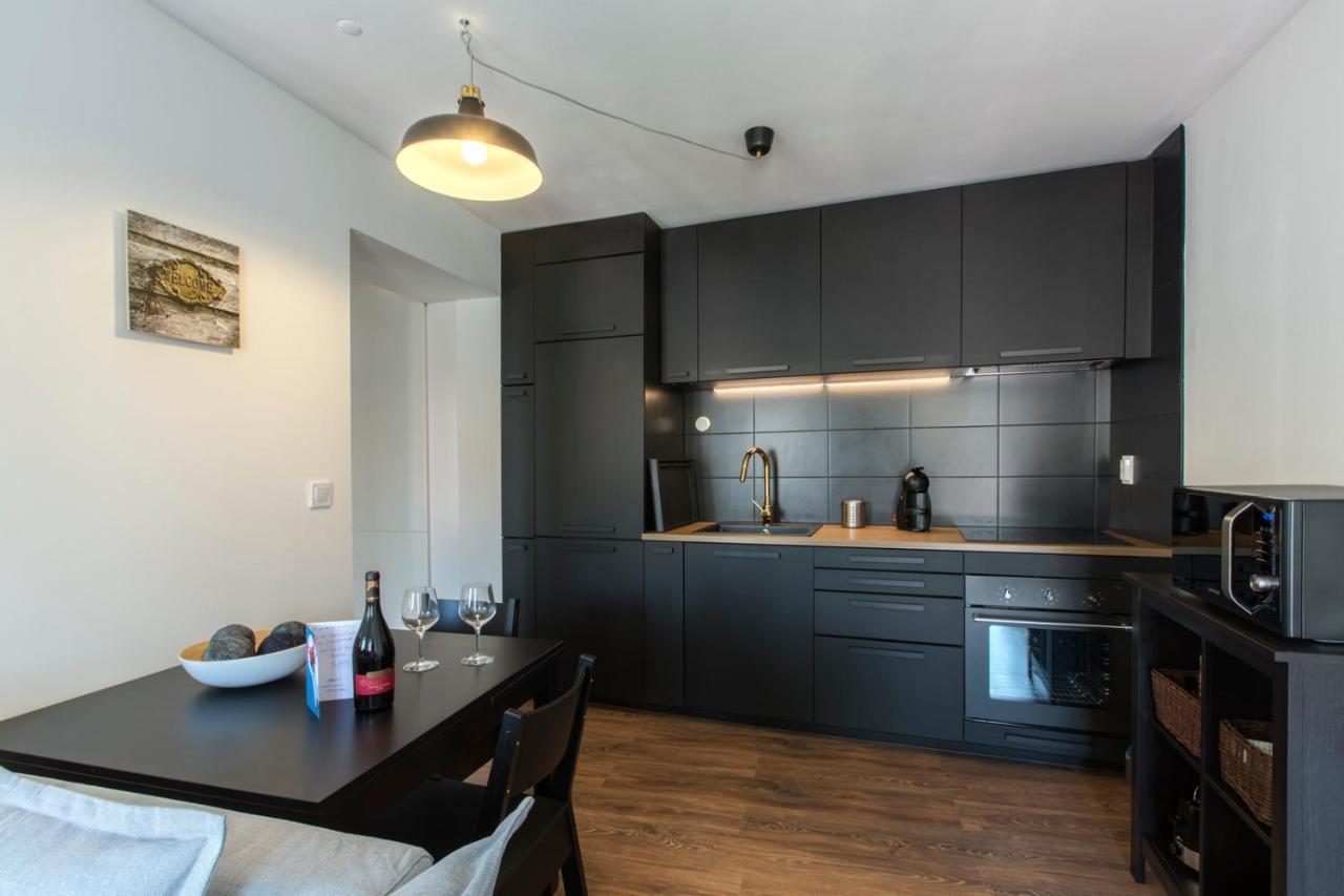 Amazing Downtown With Small Balcony With View Over The Castle * Lissabon