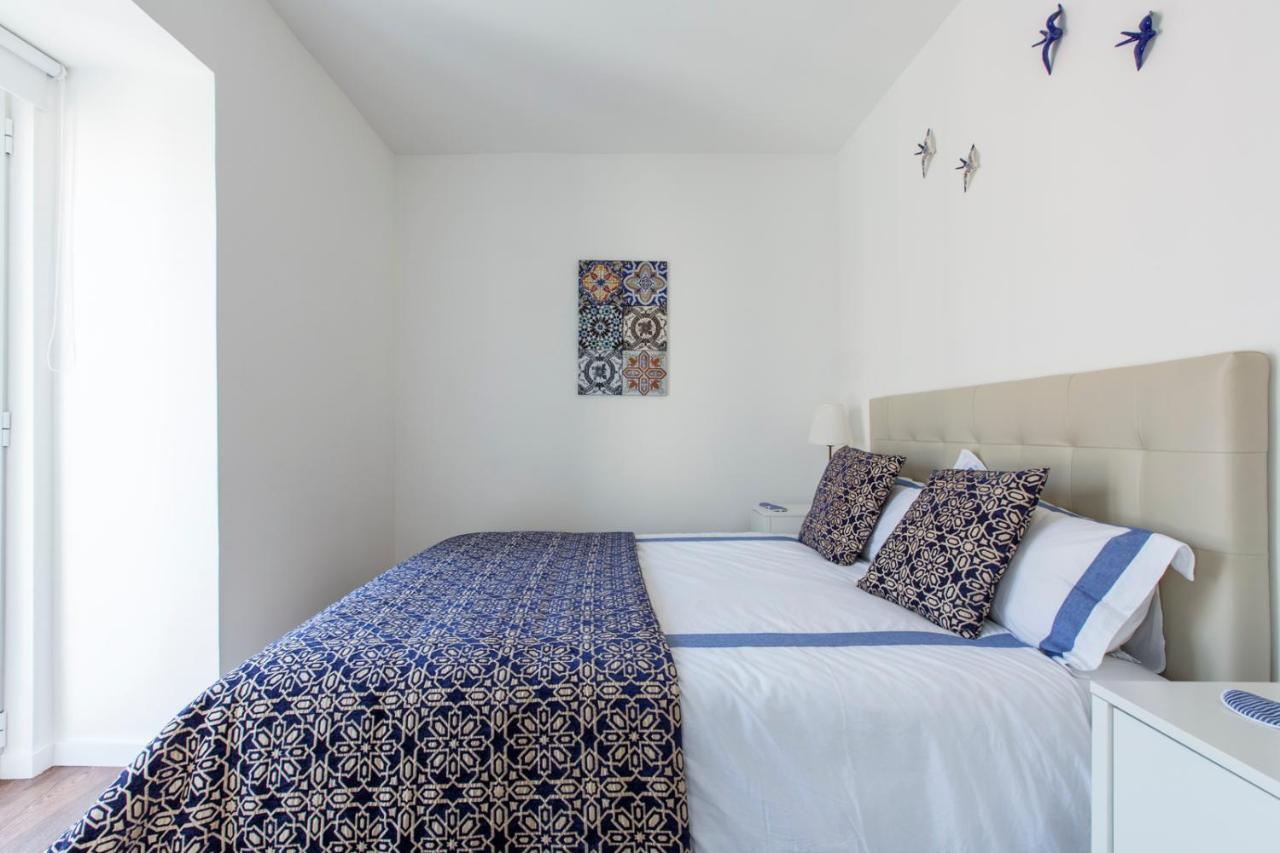 Amazing Downtown With Small Balcony With View Over The Castle Appartement Lissabon