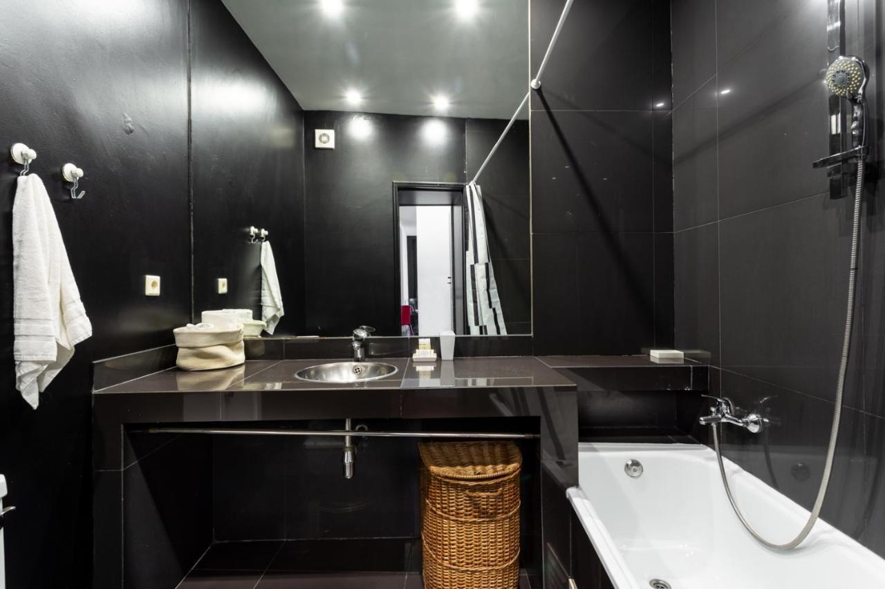 Joivy Bold And Colourful 1-bed Flat At The Heart Of Chiado, Nearby Carmo Convent Apartment *