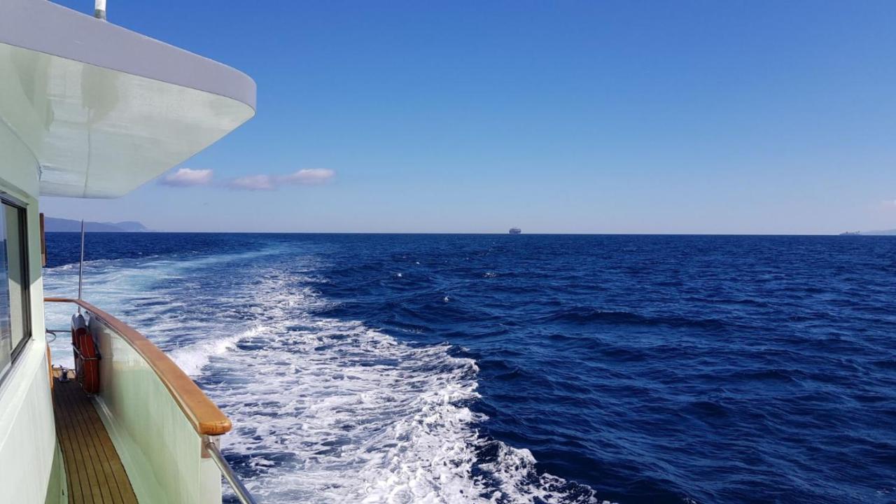 Botel Sea Suites - Boat Lisbon