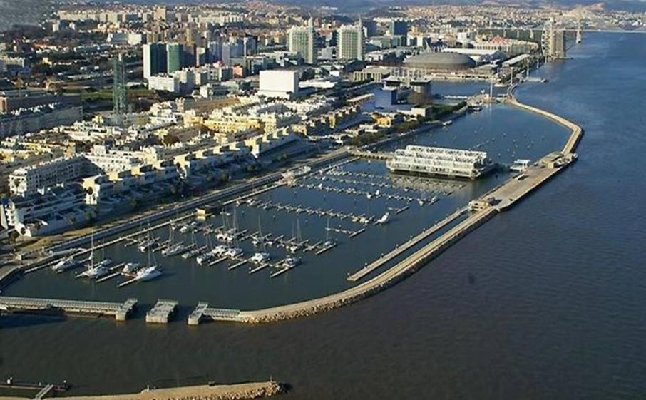 Parque Nações, Near Airport, Metro Station