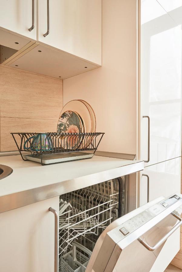 Spacious In The Perfect Location, By Timecooler Apartment Lissabon