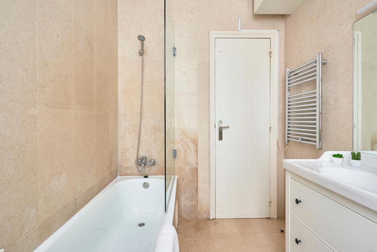 Spacious In The Perfect Location, By Timecooler Apartment *