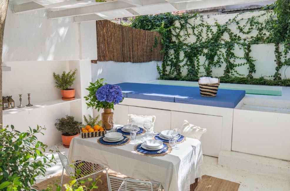 Lovelystay - The Blue Pool House