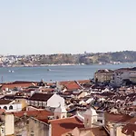 Joivy Marvelous 3-Bed Home With Astonishing View And Terrace, Nearby St George Castle