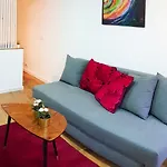 * 5 Star Apartment In Historic District * Walk 2 Alfama!