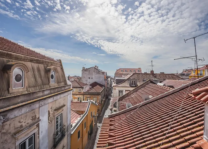 Cozy 3 Bedroom Apt In Lively Bairro Alto