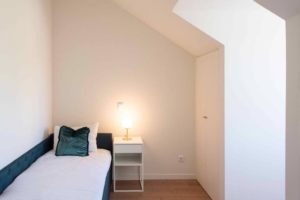 Pardal 2b - Penthouse In Alcantara - Parking Nearby Apartment