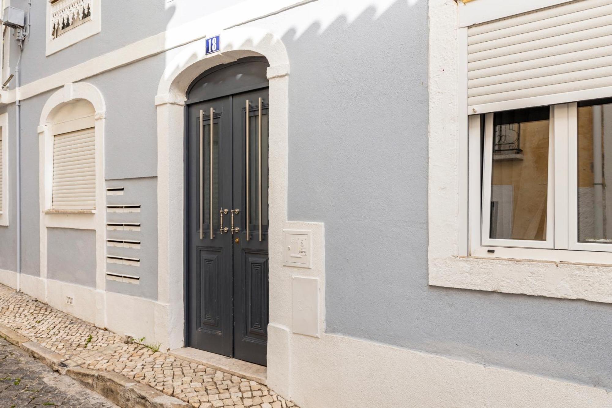 Avenida Da Liberdade Area, Bright And Newly Renovated 2 Bedroom Apartment, Historical Center Lissabon
