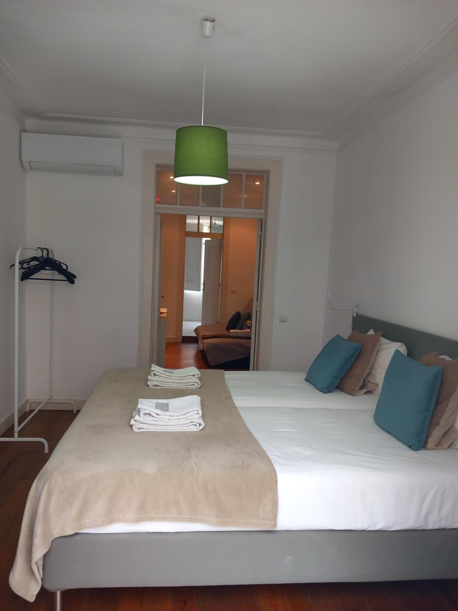 Charm Discovery 165 Lissabon