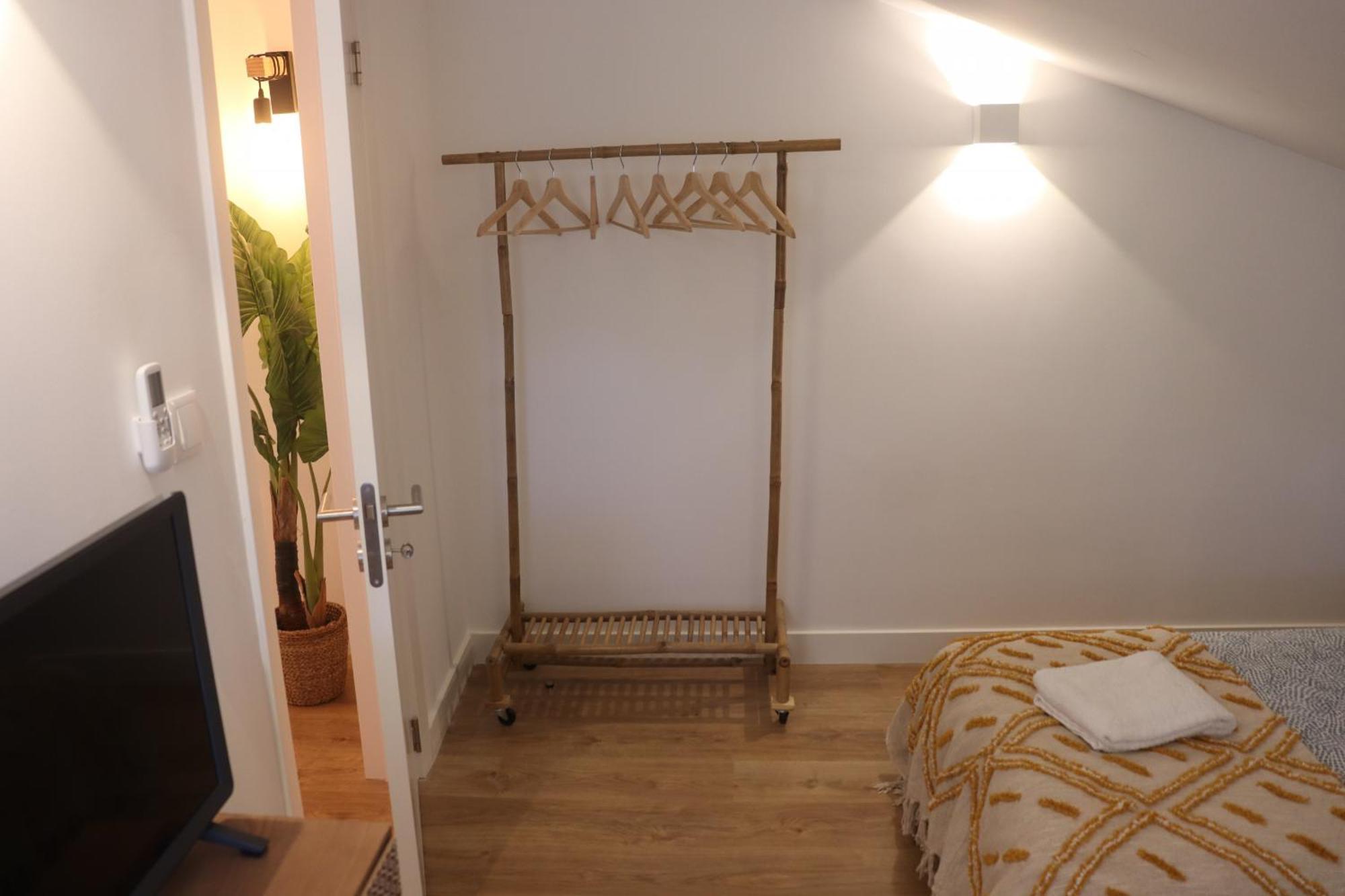 Appartement Lisbon, T2 Renewed Duplex With River View, Beato,