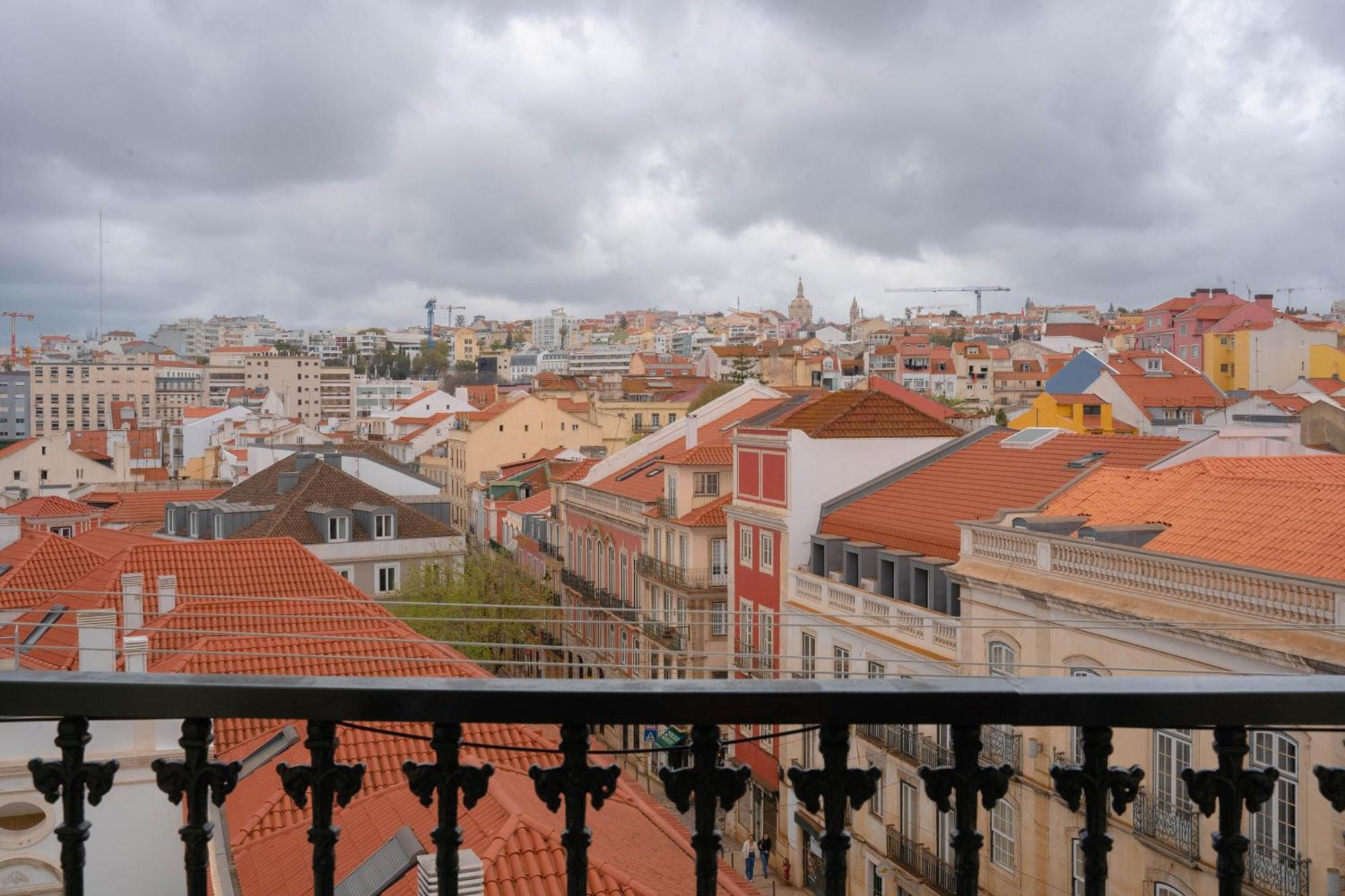 On Calcada Do Combro, Location *