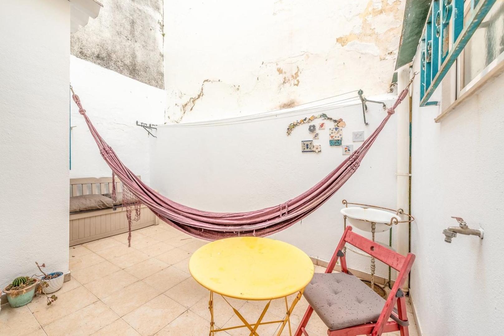 Guestready - Cozy Estefânia - An Artists Corner!