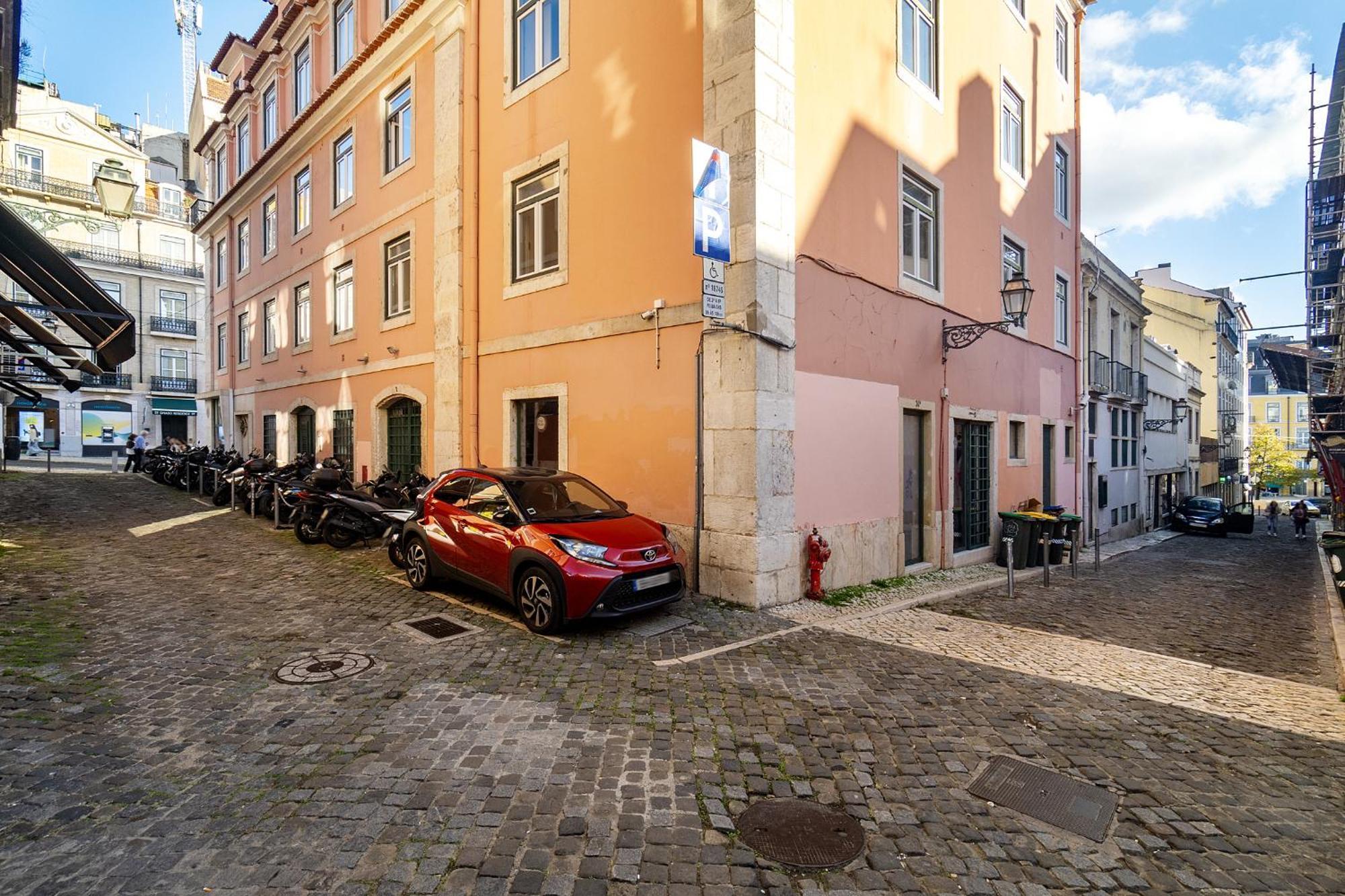 Whome Elegant Chiado Retreat Comfort In Lisbon's Heart Appartement