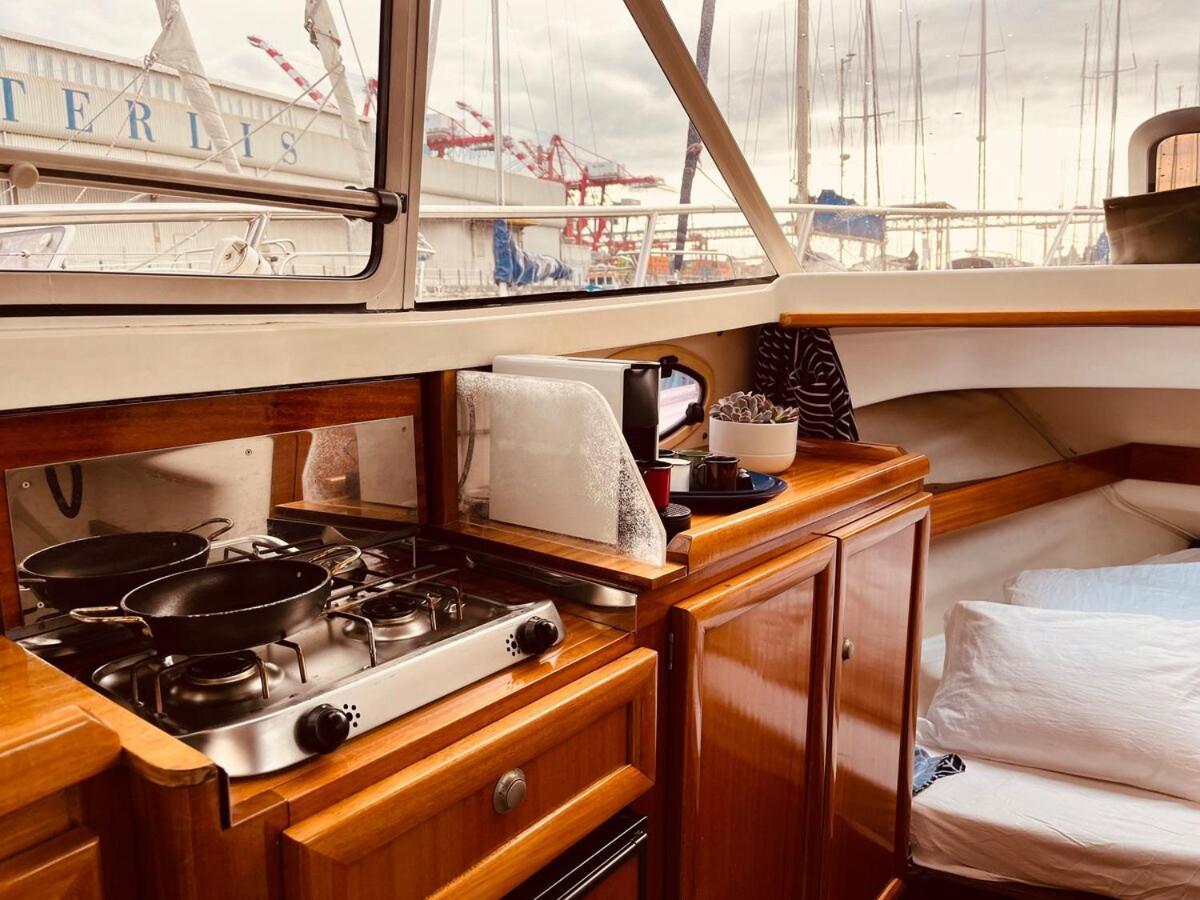 Ero- A Floating Escape In Bateau-hôtel