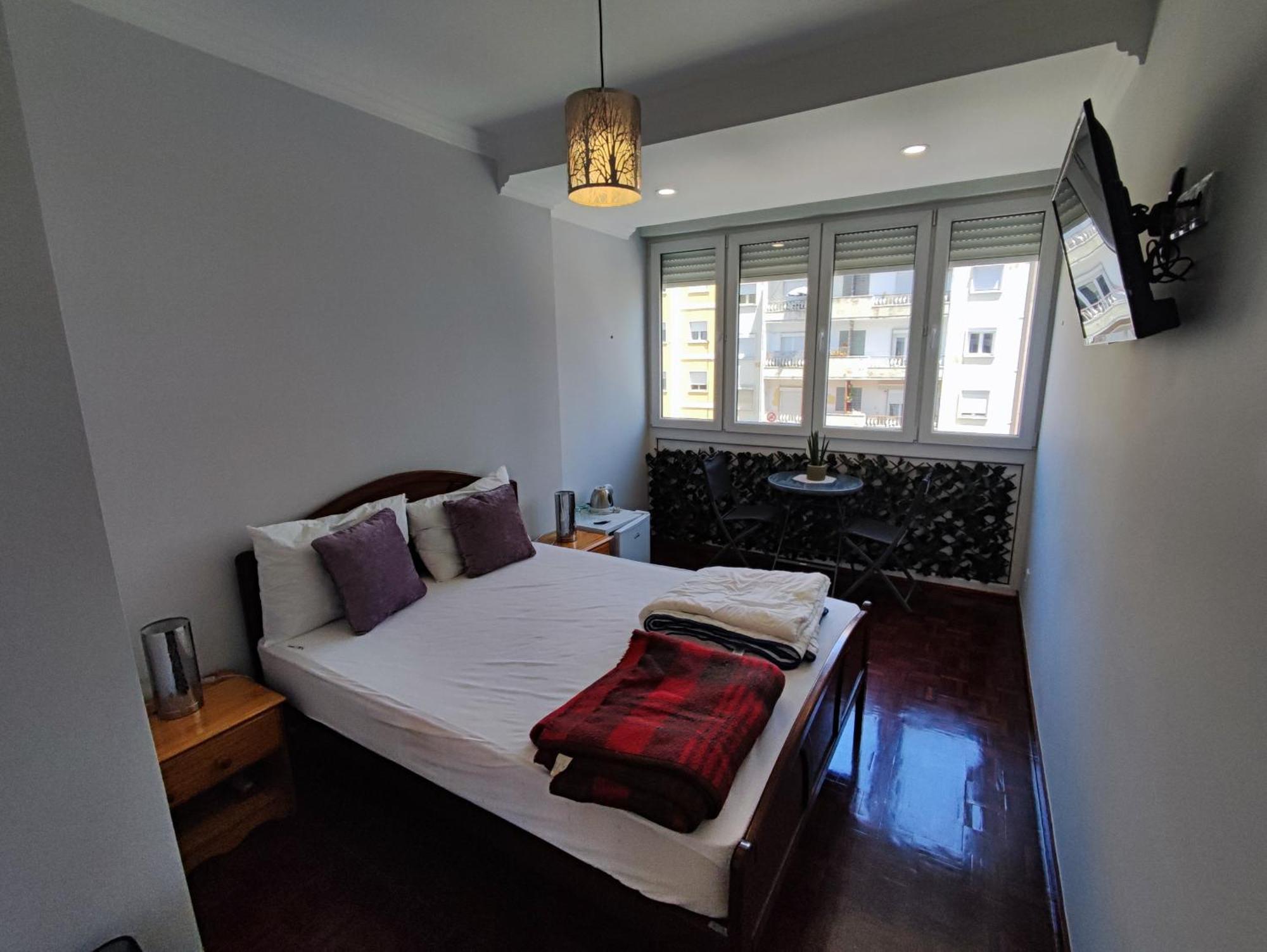 Apartamento, Com 3 Quartos Penha De Franca * Lisboa