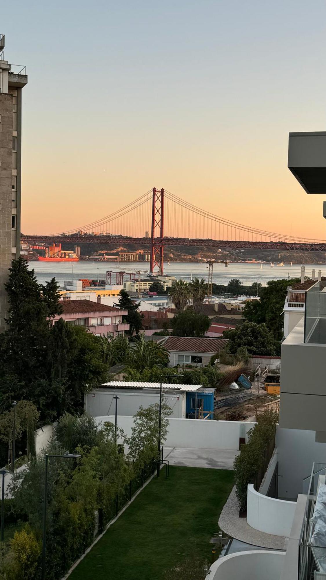 Luxurious 2 Bedrooms With Amenities In Center * Lisboa