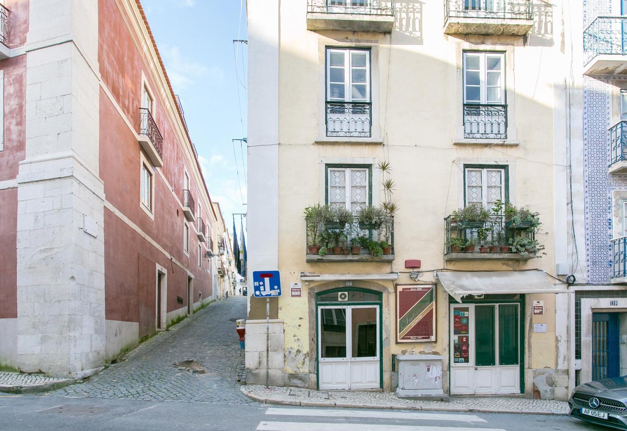 Spacious, Bright And Newly Renovated 2 Bedroom Apartment, Historical Center, Madragoa * Lissabon